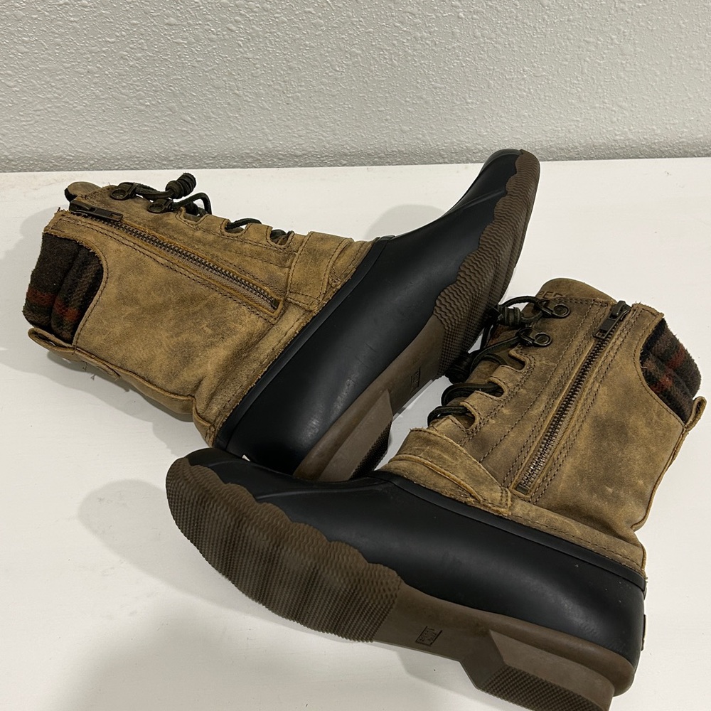 Sperry Saltwater Misty Plaid Duck Boot in Black and Tan |Size 7M - Picture 13 of 17